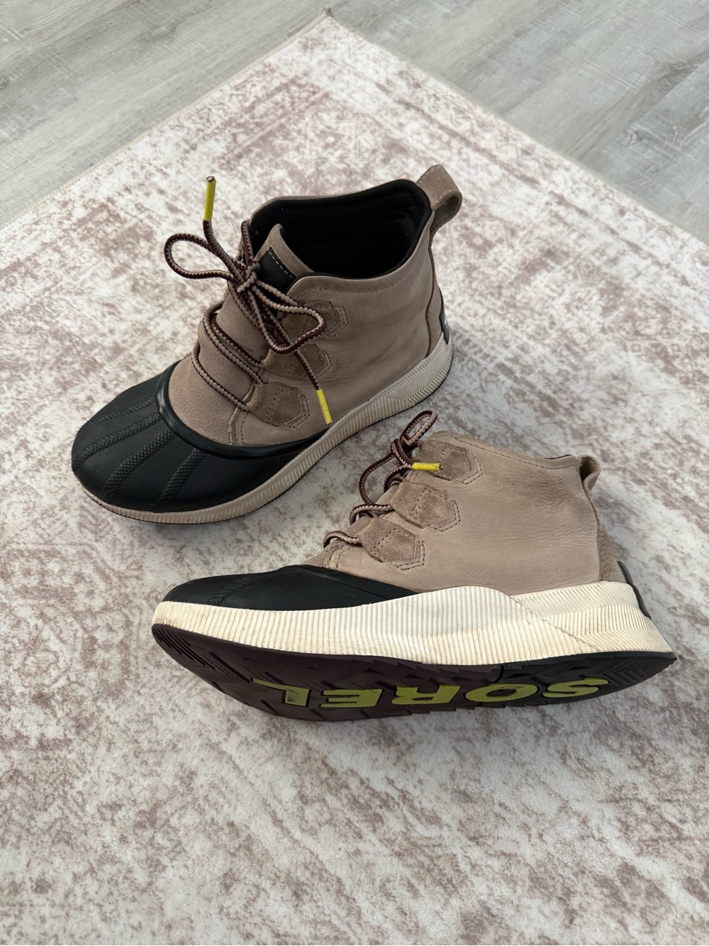 Sorel Taupe and Black Leather Waterproof Duck Boots women’s 7